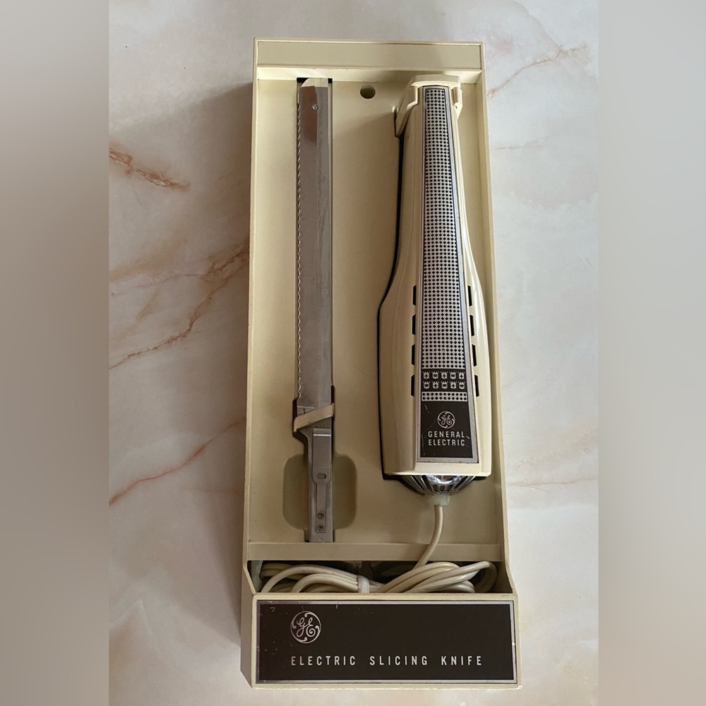 Vintage GE General Electric electric slicing knife Model 13EK1.
